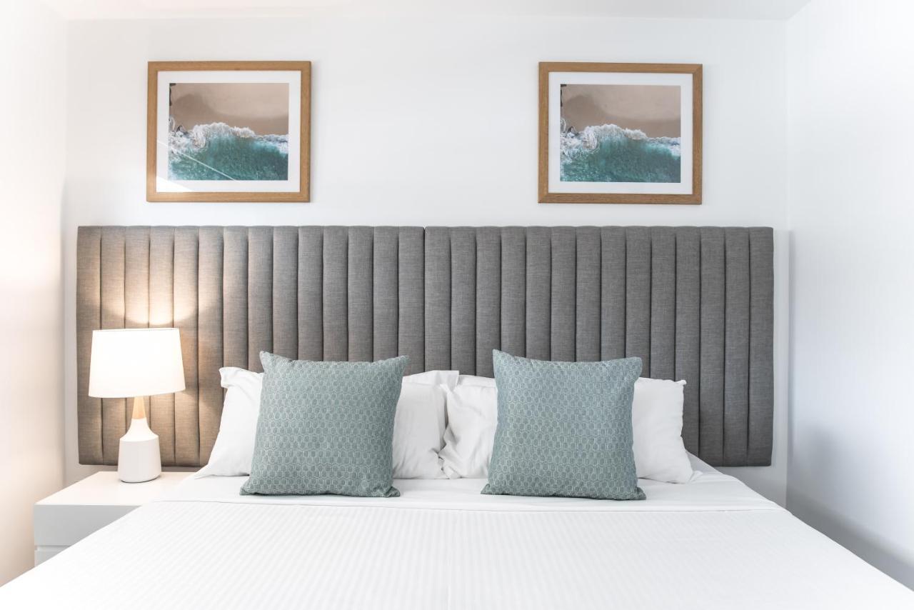 Rumba Beach Resort Caloundra Exteriör bild A bedroom at the Hilton Garden Inn