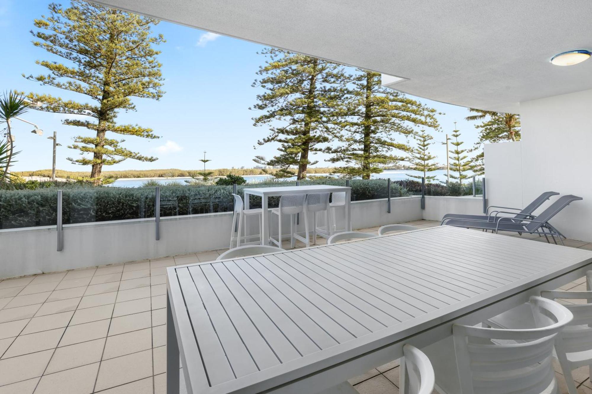 Rumba Beach Resort Caloundra Exteriör bild A balcony at a resort