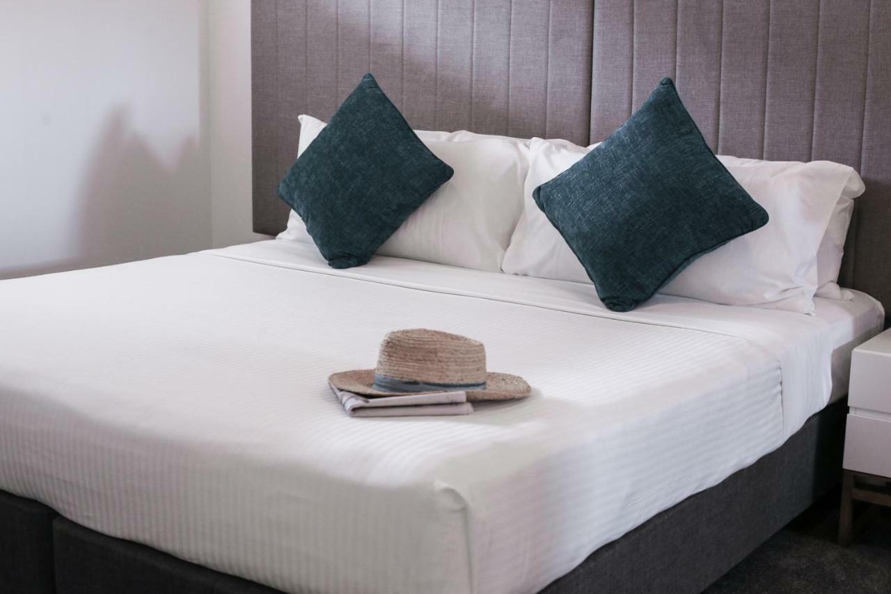 Rumba Beach Resort Caloundra Exteriör bild A bed with a pillow
